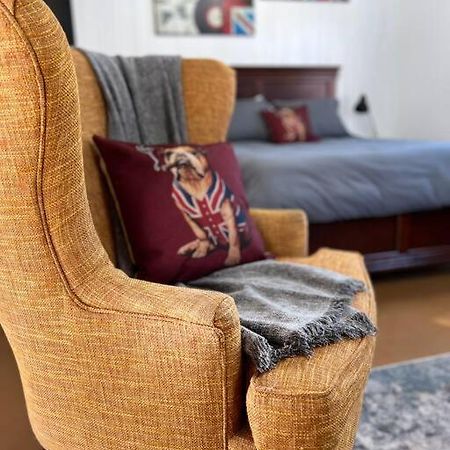 Private Bright Modern Studio! Queen Bed ! Victoria Buitenkant foto
