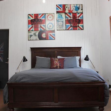 Private Bright Modern Studio! Queen Bed ! Victoria Buitenkant foto