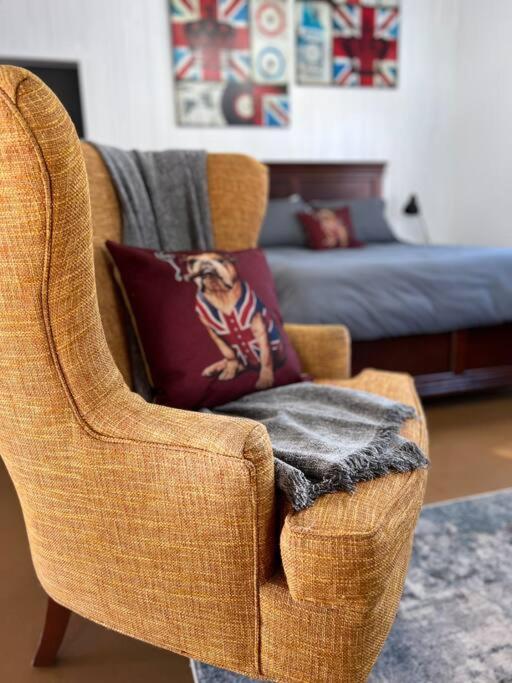 Private Bright Modern Studio! Queen Bed ! Victoria Buitenkant foto