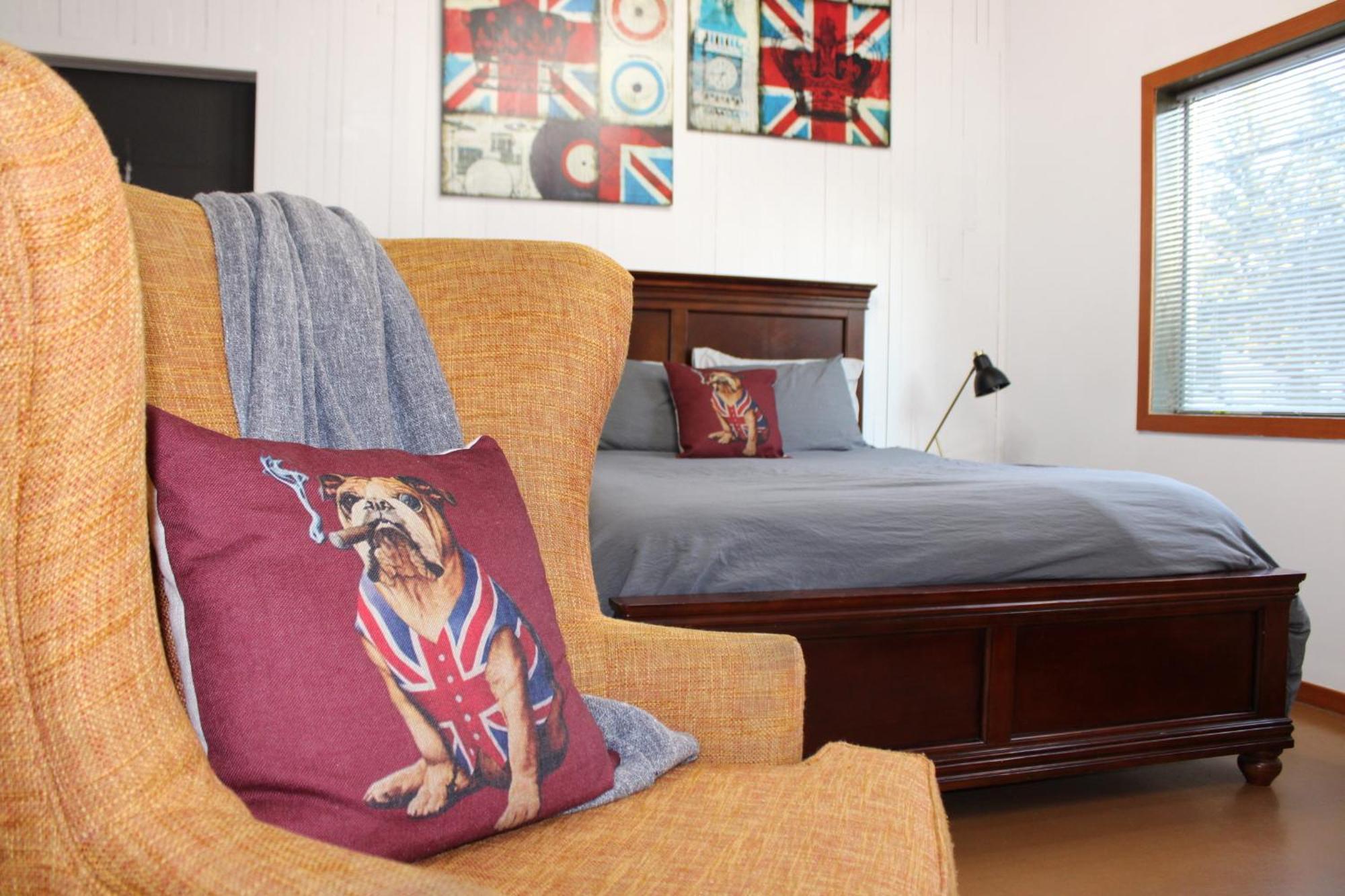 Private Bright Modern Studio! Queen Bed ! Victoria Buitenkant foto